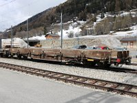 26.04.2018 RhB Flachwagen als Baudienstwagen im Bahnhof Oberwald MGB