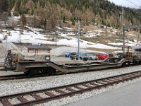 26.04.2018 RhB Slb-v 7725 Containerwagen als Baudienstwagen im Bahnhof Oberwald MGB
