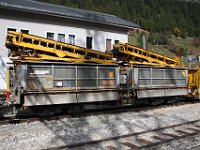 29.09.2017 RhB Xa-u 9441 Altschotterwagen im MGB Bahnhof Oberwald