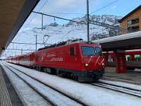 19.12.2020 MGB Regionalzug nach Disentis mit HGe 4/4 3 im Bahnhof Andermatt