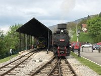 05.05.2017 Sarganska osmica Bahnhof Mokra Gora neben dem Unterstand für Diesellokomotiven